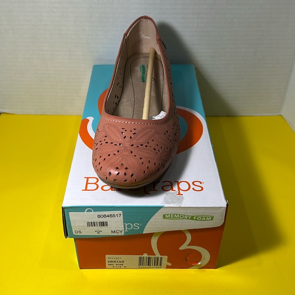 NWT Womens Maria Baretraps size 8.5 red rose shoe flats